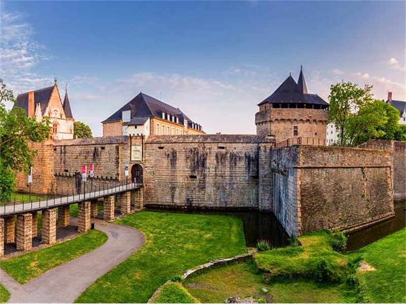 OSUPLJIVI MONT SAINT-MICHEL IN DINAMIČEN NANTES