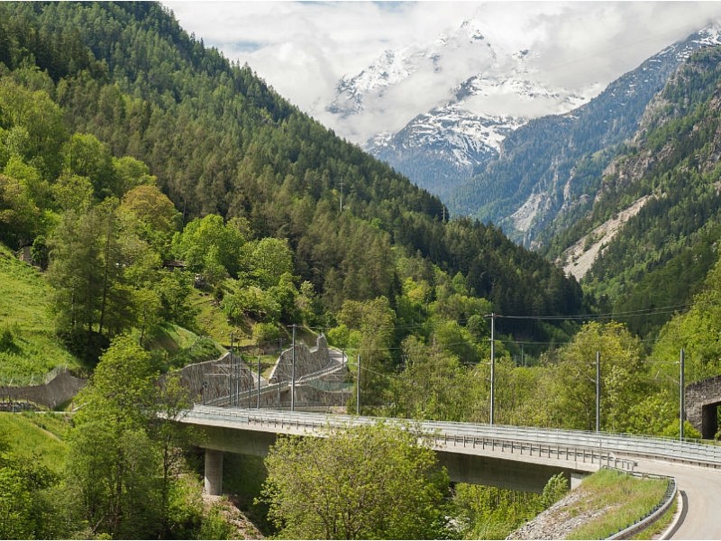 VOŽNJA Z GLACIER EXPRESS VLAKOM IN ŠVICARSKE ALPE