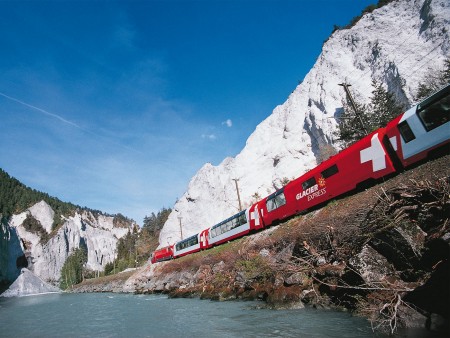 VOŽNJA Z GLACIER EXPRESS VLAKOM IN ŠVICARSKE ALPE